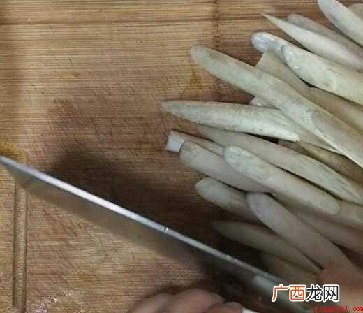 藕带400克、青椒1盐,味精适量,胡椒适量 怎么炒莲带