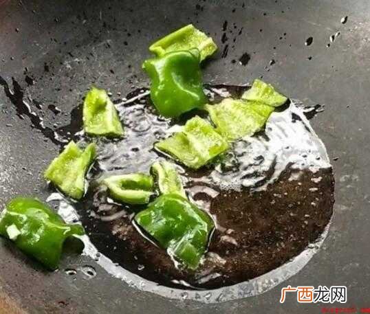 藕带400克、青椒1盐,味精适量,胡椒适量 怎么炒莲带