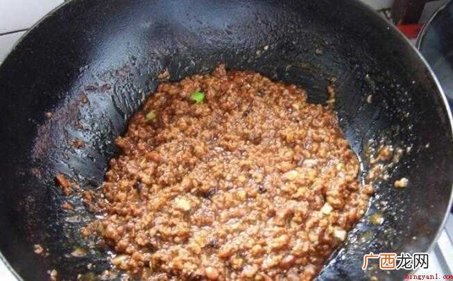 提前准备原材料:生猪肉500克、甜面酱2茶匙、干黄酱 怎么炒肉酱