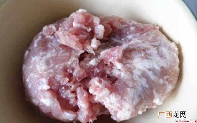 提前准备原材料:生猪肉500克、甜面酱2茶匙、干黄酱 怎么炒肉酱
