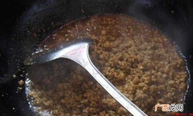 提前准备原材料:生猪肉500克、甜面酱2茶匙、干黄酱 怎么炒肉酱