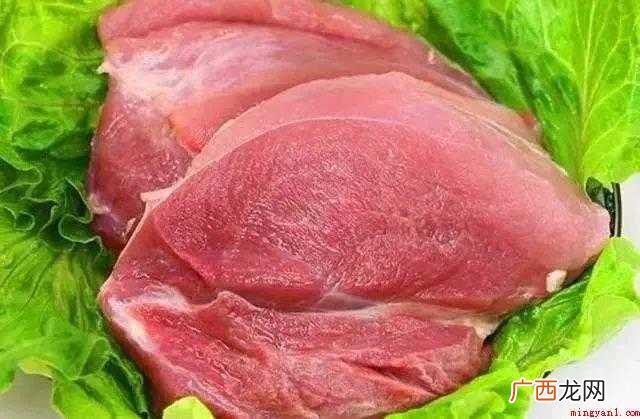 尖椒炒肉作法:提前准备原材料:青尖椒3个、生猪肉 尖椒炒肉怎么做