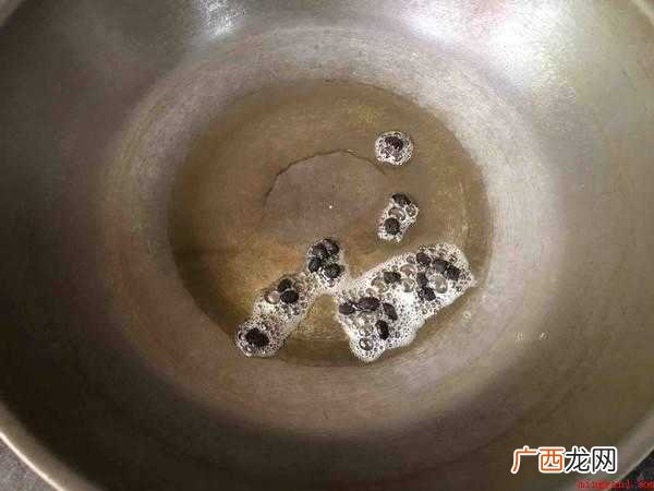 尖椒炒肉作法:提前准备原材料:青尖椒3个、生猪肉 尖椒炒肉怎么做
