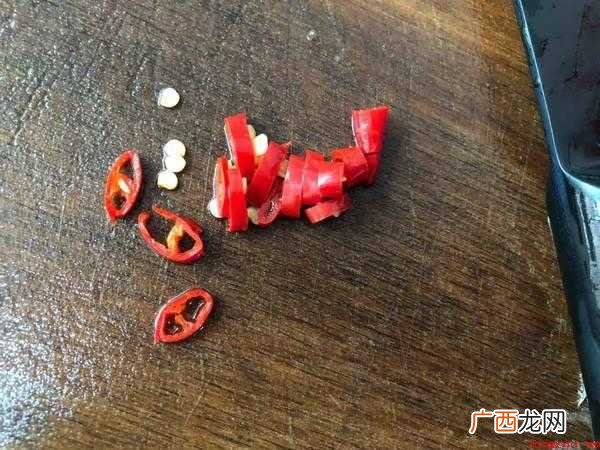 尖椒炒肉作法:提前准备原材料:青尖椒3个、生猪肉 尖椒炒肉怎么做