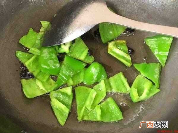 尖椒炒肉作法:提前准备原材料:青尖椒3个、生猪肉 尖椒炒肉怎么做