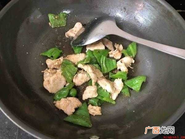 尖椒炒肉作法:提前准备原材料:青尖椒3个、生猪肉 尖椒炒肉怎么做