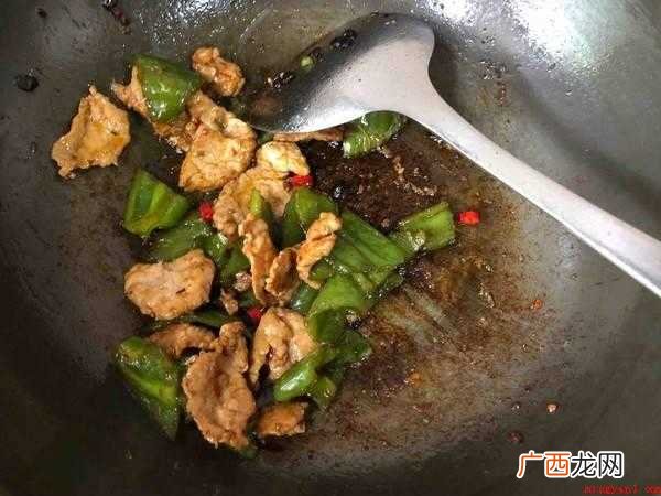 尖椒炒肉作法:提前准备原材料:青尖椒3个、生猪肉 尖椒炒肉怎么做