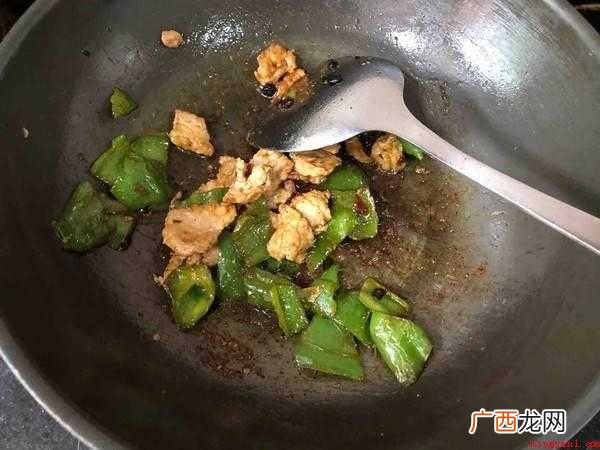 尖椒炒肉作法:提前准备原材料:青尖椒3个、生猪肉 尖椒炒肉怎么做