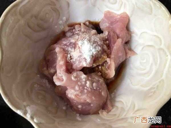 尖椒炒肉作法:提前准备原材料:青尖椒3个、生猪肉 尖椒炒肉怎么做