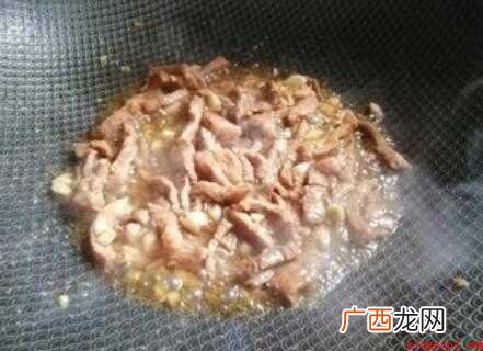 提前准备食物:生猪肉、鱼面1把、辣椒1个、生抽少量、老抽少许 鱼面怎么炒