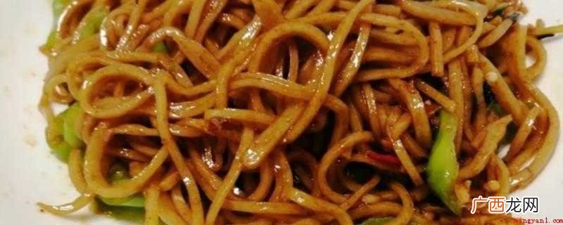 提前准备食物:生猪肉、鱼面1把、辣椒1个、生抽少量、老抽少许 鱼面怎么炒