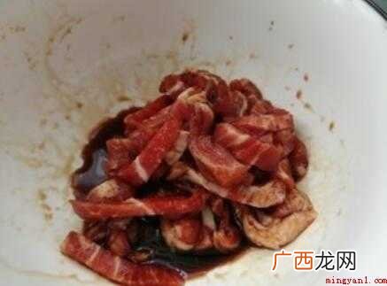 提前准备食物:生猪肉、鱼面1把、辣椒1个、生抽少量、老抽少许 鱼面怎么炒