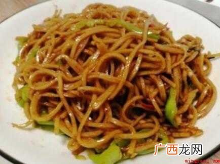 提前准备食物:生猪肉、鱼面1把、辣椒1个、生抽少量、老抽少许 鱼面怎么炒