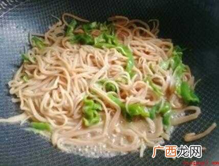 提前准备食物:生猪肉、鱼面1把、辣椒1个、生抽少量、老抽少许 鱼面怎么炒