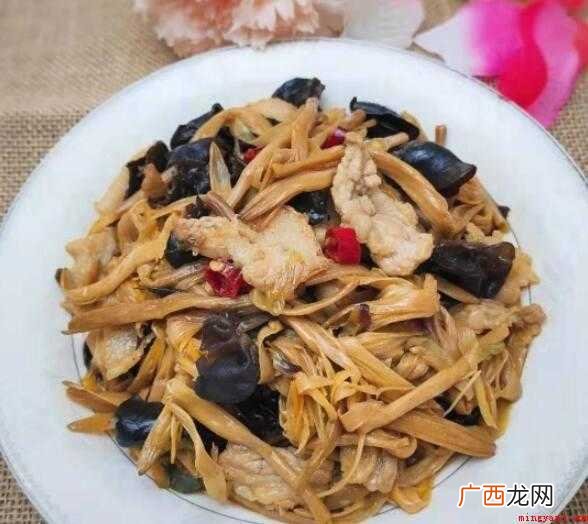 黑木耳提早用小水泡发掰成小朵,干黄花菜提早2钟头泡开备用 干黄花怎么炒