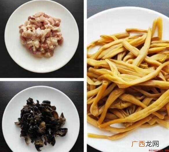 黑木耳提早用小水泡发掰成小朵,干黄花菜提早2钟头泡开备用 干黄花怎么炒