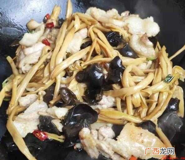 黑木耳提早用小水泡发掰成小朵,干黄花菜提早2钟头泡开备用 干黄花怎么炒