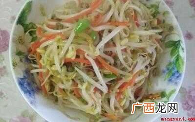 豆芽,胡萝卜,走红炒软,翻炒一会儿起锅 炒豆芽怎么做好吃