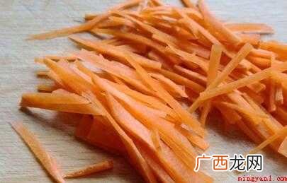 豆芽,胡萝卜,走红炒软,翻炒一会儿起锅 炒豆芽怎么做好吃