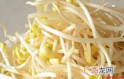 豆芽,胡萝卜,走红炒软,翻炒一会儿起锅 炒豆芽怎么做好吃