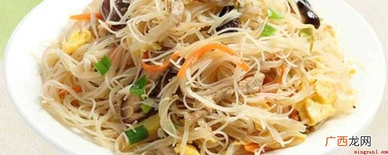 米面,鸡蛋,猪肉,豆腐干,包心菜,香肠,姜片,大蒜,葱花 米面怎么炒好吃