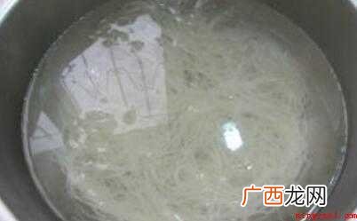 米面,鸡蛋,猪肉,豆腐干,包心菜,香肠,姜片,大蒜,葱花 米面怎么炒好吃