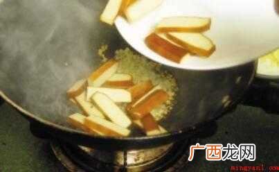 米面,鸡蛋,猪肉,豆腐干,包心菜,香肠,姜片,大蒜,葱花 米面怎么炒好吃