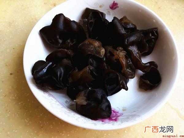 宰猪羊剖腹产后,把猪羊凉拌鸡取下,自来水把肠道冲洗整洁 肉肠怎么炒
