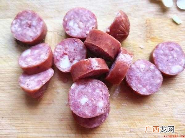 宰猪羊剖腹产后,把猪羊凉拌鸡取下,自来水把肠道冲洗整洁 肉肠怎么炒