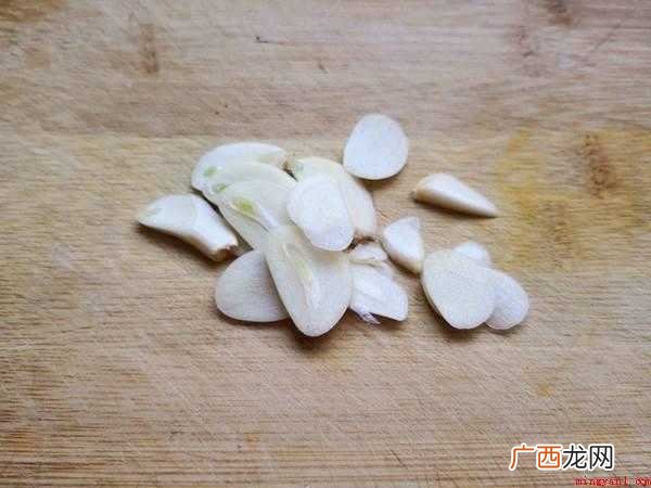 宰猪羊剖腹产后,把猪羊凉拌鸡取下,自来水把肠道冲洗整洁 肉肠怎么炒