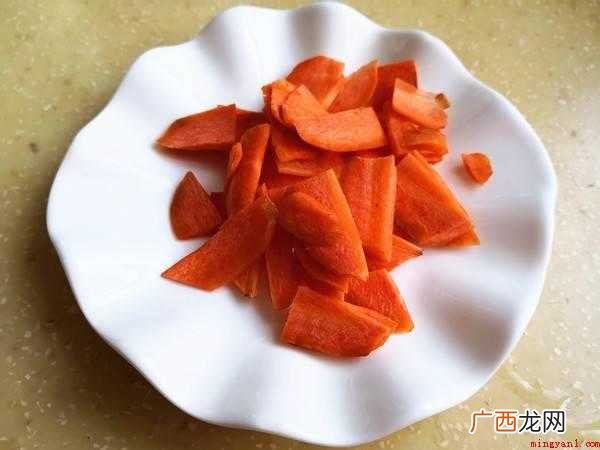 宰猪羊剖腹产后,把猪羊凉拌鸡取下,自来水把肠道冲洗整洁 肉肠怎么炒