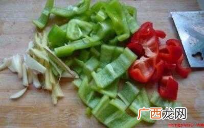 猪皮,柿子椒,青椒的流程 怎么炒猪皮