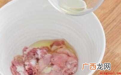 苦瓜一根,猪里脊肉1000g,胡萝卜半根 苦瓜炒肉怎么炒好吃