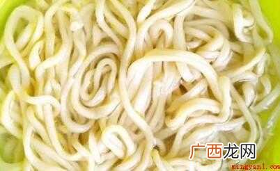 提前和面 少量青菜叶,适量大蒜,准备食材并切好 拉面怎么炒好吃