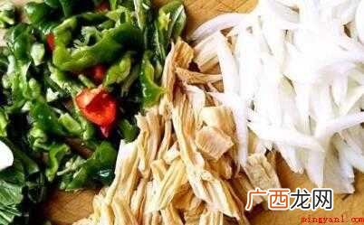 提前和面 少量青菜叶,适量大蒜,准备食材并切好 拉面怎么炒好吃