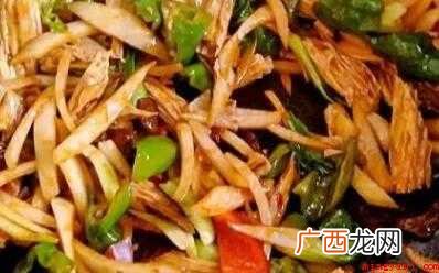 提前和面 少量青菜叶,适量大蒜,准备食材并切好 拉面怎么炒好吃