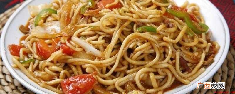 提前和面 少量青菜叶,适量大蒜,准备食材并切好 拉面怎么炒好吃