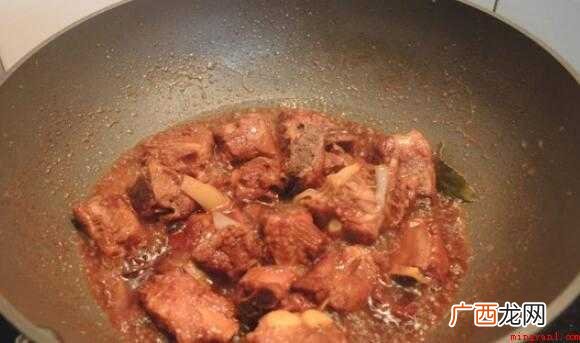 冰糖炒糖色不但色调红亮口味要比白砂糖好 排骨怎么炒好吃