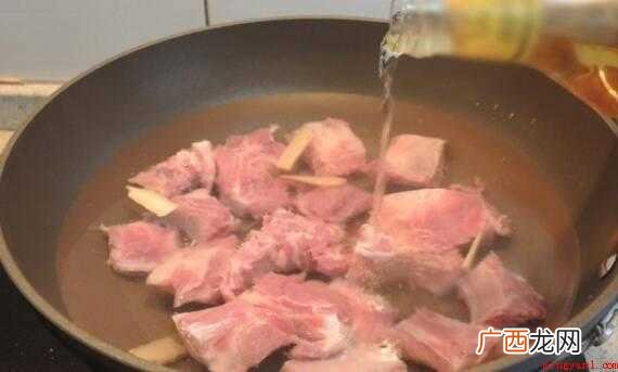 冰糖炒糖色不但色调红亮口味要比白砂糖好 排骨怎么炒好吃