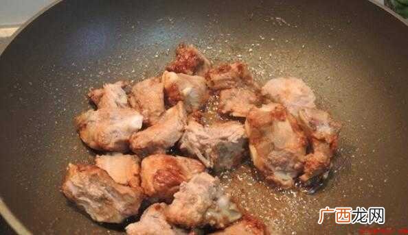 冰糖炒糖色不但色调红亮口味要比白砂糖好 排骨怎么炒好吃