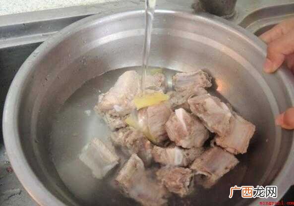 冰糖炒糖色不但色调红亮口味要比白砂糖好 排骨怎么炒好吃