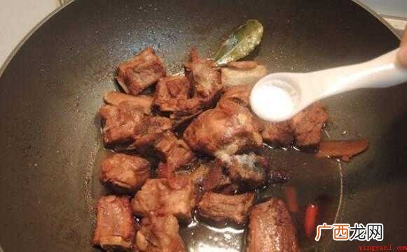 冰糖炒糖色不但色调红亮口味要比白砂糖好 排骨怎么炒好吃
