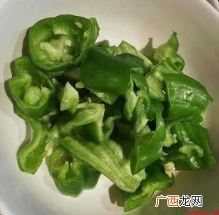 提前准备食物:素肠2只、螺旋式青椒3只。 素肠怎么炒