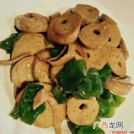 提前准备食物:素肠2只、螺旋式青椒3只。 素肠怎么炒