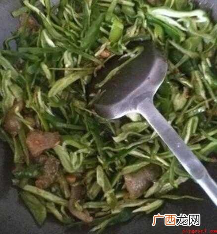 腊肉、青椒、豆瓣酱一小勺,酱油几滴 怎么炒肥肉