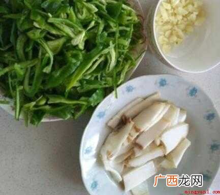 腊肉、青椒、豆瓣酱一小勺,酱油几滴 怎么炒肥肉