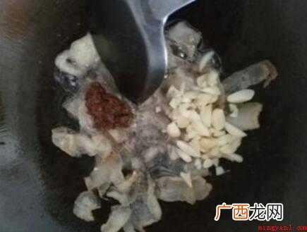 腊肉、青椒、豆瓣酱一小勺,酱油几滴 怎么炒肥肉