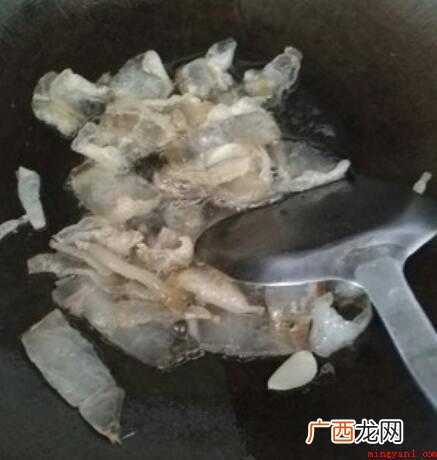 腊肉、青椒、豆瓣酱一小勺,酱油几滴 怎么炒肥肉