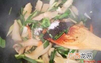 牛肚片250克,青蒜片100,胡萝卜片少,盐少,油少,酱油少 炒牛肚怎么做好吃