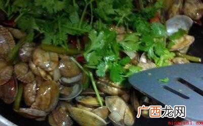 蚬子事前用盐水泡十分钟,青红椒,香菜,红尖椒,洋葱 花蚬子怎么炒